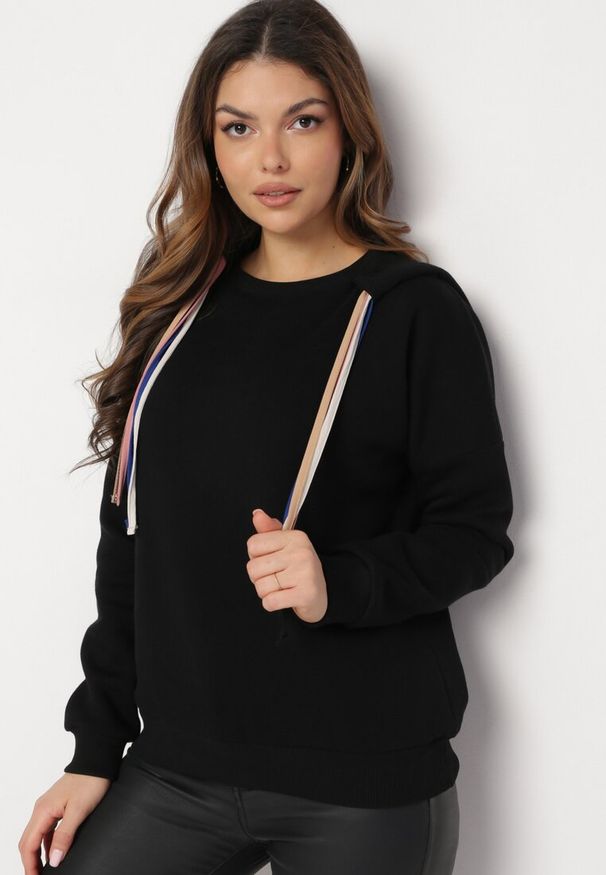 Born2be - Czarna Bluza z Kapturem i Ozdobnymi Sznurkami Cebele. Typ kołnierza: kaptur. Kolor: czarny. Materiał: bawełna, tkanina. Wzór: kolorowy, aplikacja