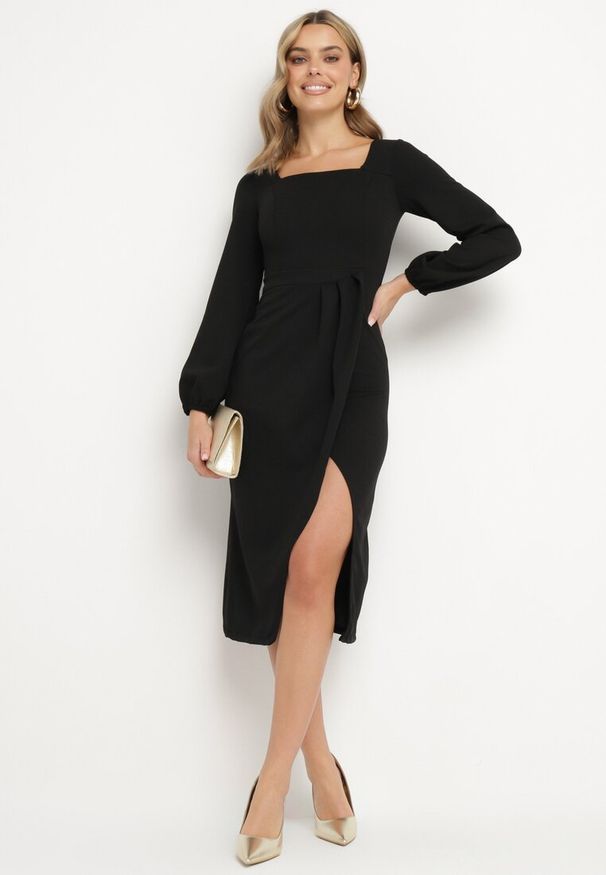 Born2be - Czarna Koktajlowa Sukienka z Kopertowym Dołem i Ściągaczami przy Rękawach Felilena. Kolor: czarny. Sezon: wiosna, lato. Typ sukienki: kopertowe. Styl: wizytowy