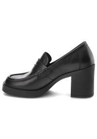 Czarne Półbuty Nessi Gustowne Buty Na Obcasie. Okazja: na co dzień, na spotkanie biznesowe. Zapięcie: pasek. Kolor: czarny. Materiał: skóra. Obcas: na obcasie. Styl: elegancki. Wysokość obcasa: średni #3