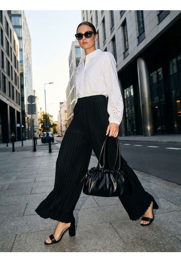 Sinsay - Bawełniana koszula z ażurowym wykończeniem rękawa - biały. Kolor: biały. Materiał: bawełna. Wzór: ażurowy