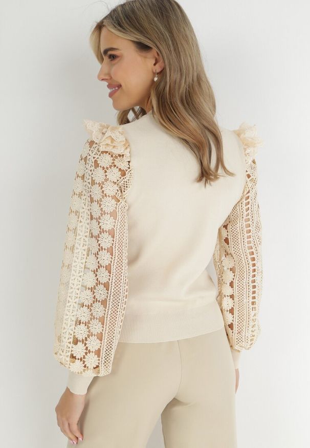 Born2be - Jasnobeżowy Sweter Elastyczny z Ażurowymi Rękawami Maonra. Kolor: beżowy. Materiał: dzianina, tiul, koronka. Wzór: ażurowy