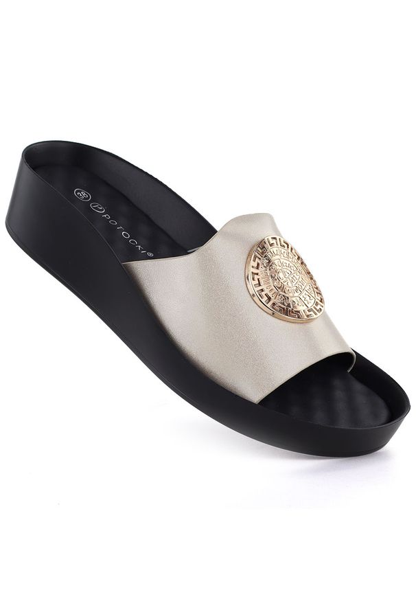 POTOCKI - Klapki damskie na platformie złote Potocki 43326. Kolor: złoty. Materiał: skóra ekologiczna. Obcas: na platformie