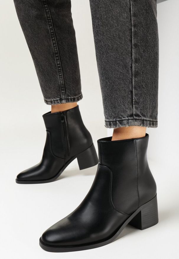 Born2be - Czarne Botki na Niskim Słupku Alwecca. Kolor: czarny. Obcas: na słupku