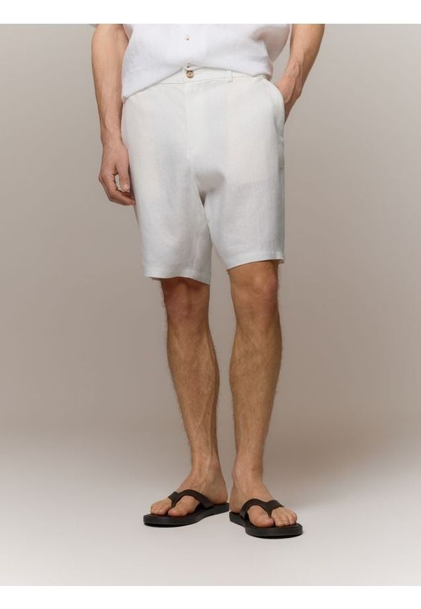 Reserved - Lniane szorty regular fit - biały. Kolor: biały. Materiał: len