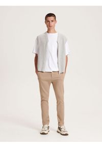 Reserved - Spodnie chino slim fit - beżowy. Kolor: beżowy. Materiał: tkanina, bawełna #1