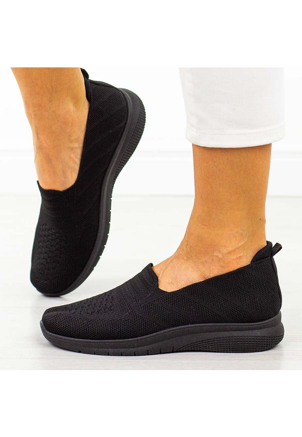 POTOCKI - Czarne sportowe buty damskie Potocki 16330. Okazja: na co dzień, na spacer. Zapięcie: sznurówki. Kolor: czarny. Materiał: tkanina. Sezon: wiosna, lato. Sport: bieganie, fitness, turystyka piesza