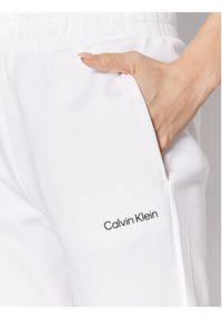 Calvin Klein Spodnie dresowe Micro Logo Essential K20K204424 Biały Regular Fit. Kolor: biały. Materiał: bawełna #5