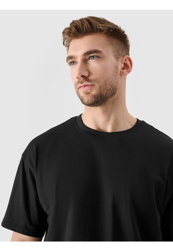 4f - 4F T-shirt oversize z nadrukiem męski - czarny L. Okazja: na co dzień. Kolor: czarny. Materiał: dzianina, bawełna, jersey. Długość rękawa: krótki rękaw. Długość: krótkie. Wzór: nadruk. Styl: klasyczny, sportowy, casual