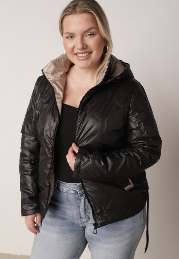 Born2be - Czarna Pikowana Kurtka z Odpinanym Kapturem i Dłuższym Tyłem Harmenope. Okazja: na co dzień. Kolekcja: plus size. Kolor: czarny. Materiał: poliester, jeans. Długość: długie. Styl: casual