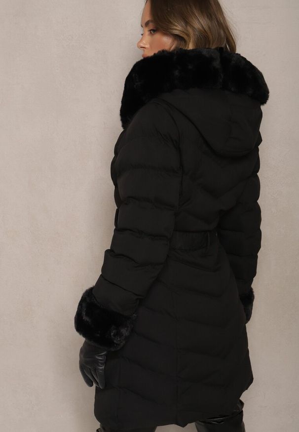 Renee - Czarna Kurtka z Pikowanymi Przeszyciami Mocno Ocieplana z Paskiem i Odpinanym Futerkiem Hedista. Okazja: na co dzień. Kolor: czarny. Materiał: futro. Styl: elegancki, casual