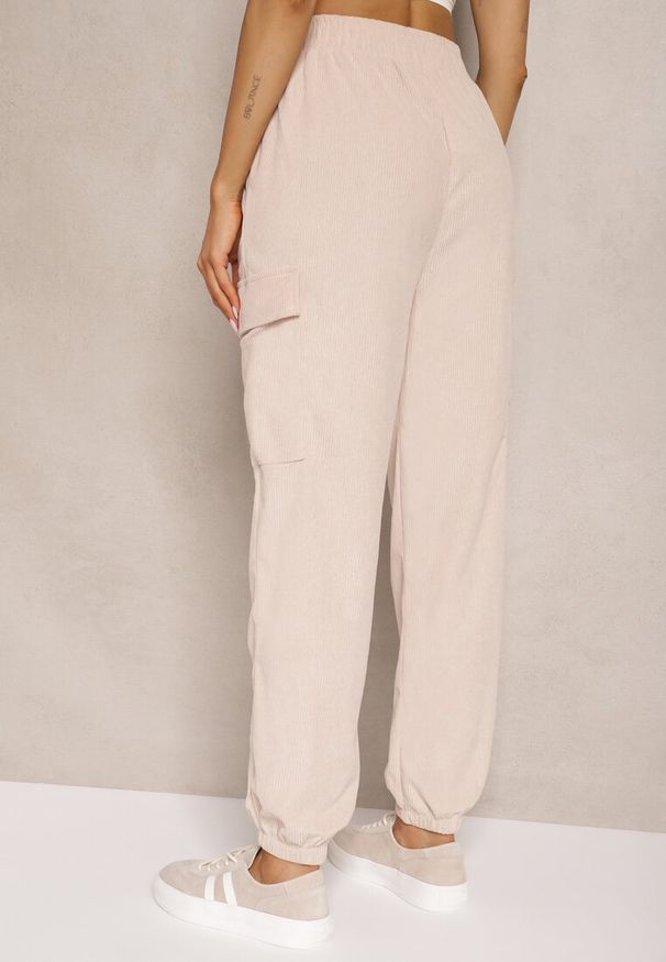 Renee - Beżowe Spodnie Typu Cargo High Waist Worseli. Okazja: na co dzień. Stan: podwyższony. Kolor: beżowy. Styl: casual, elegancki