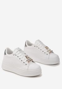 Born2be - Biało-Srebrne Sneakersy Drilvina. Kolor: biały. Materiał: materiał. Szerokość cholewki: normalna. Wzór: aplikacja. Obcas: na platformie #5