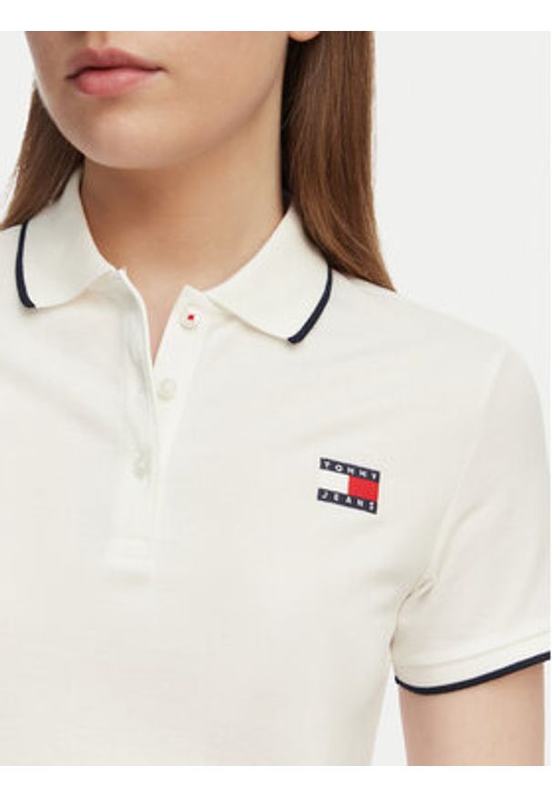Tommy Jeans Sukienka codzienna Tommy Badge DW0DW22328 Biały Relaxed Fit. Okazja: na co dzień. Kolor: biały. Materiał: bawełna. Typ sukienki: proste. Styl: casual
