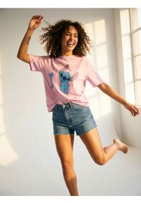 Sinsay - Bawełniana koszulka z wakacyjnym nadrukiem Stitch - fioletowy. Kolor: fioletowy. Materiał: bawełna. Wzór: nadruk. Styl: wakacyjny #1