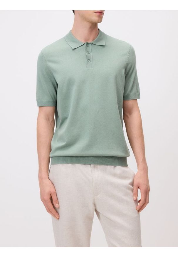 Reserved - Sweter polo z wiskozą - jasnozielony. Typ kołnierza: polo. Kolor: zielony. Materiał: wiskoza
