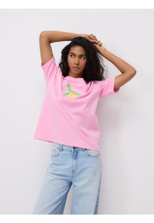 Reserved - T-shirt z nadrukiem i haftem - różowy. Kolor: różowy. Materiał: bawełna, dzianina. Wzór: nadruk, haft