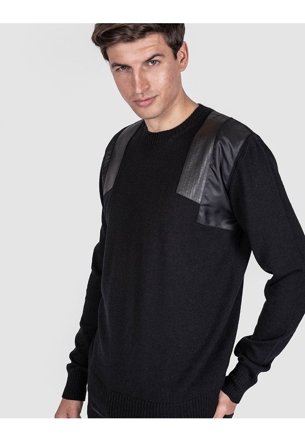 Les Hommes Sweter | LJK104-652B | Round Neck Sweater With Shoulder Detail | Mężczyzna | Czarny. Okazja: na co dzień. Kolor: czarny. Materiał: wełna. Styl: casual