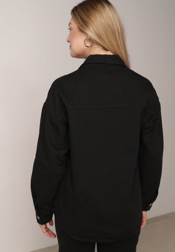 Born2be - Czarna Bawełniana Kurtka Jeansowa o Koszulowym Kroju na Napy Yrelola. Okazja: na co dzień, do pracy. Kolor: czarny. Materiał: jeans, bawełna. Długość: długie. Styl: casual, klasyczny