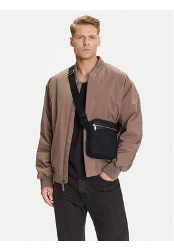 Calvin Klein Saszetka Contrast Reporter LV04D3175G Czarny. Kolor: czarny. Materiał: materiał