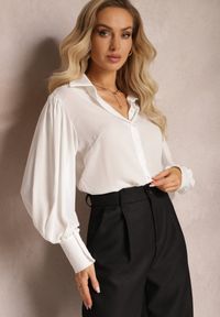 Renee - Biała Koszula z Marszczeniem i Szerokim Rękawem Vomier. Kolor: biały. Materiał: tkanina. Styl: elegancki