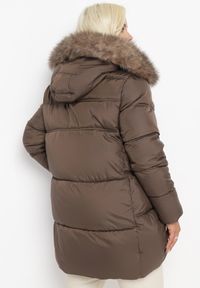 Born2be - Brązowa Kurtka z Kapturem i Sztucznym Futerkiem Tsani. Okazja: do pracy. Typ kołnierza: kaptur. Kolekcja: plus size. Kolor: brązowy. Materiał: futro. Wzór: aplikacja. Sezon: zima, jesień. Styl: klasyczny, elegancki #4
