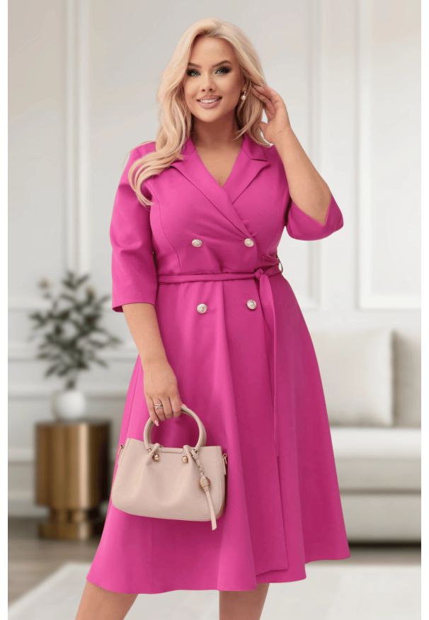Moda Size Plus Iwanek - Elegancka amarantowa żakietowa sukienka Marietta XXL OVERSIZE WIOSNA. Okazja: na co dzień, na spotkanie biznesowe. Kolor: różowy. Materiał: materiał, elastan, tkanina, poliester. Sezon: wiosna. Typ sukienki: oversize. Styl: elegancki