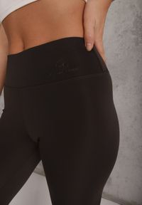 Renee - Brązowe Legginsy Basic z Modelującą Wstawką w Pasie Liacan. Okazja: na co dzień. Kolor: brązowy. Długość: krótkie. Styl: casual #8