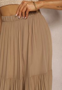 Renee - Ciemnobeżowa Wiskozowa Spódnica High Waist z Gumką w Talii i Falbanką Christiara. Stan: podwyższony. Kolor: beżowy. Materiał: wiskoza. Sezon: lato #5
