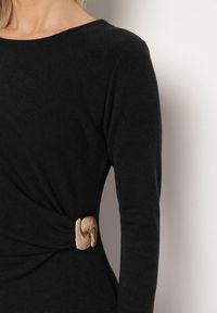 Born2be - Czarna Dopasowana Sukienka z Wiskozą i Metaliczną Ozdobą Tivallea. Kolor: czarny. Materiał: wiskoza. Wzór: aplikacja. Styl: klasyczny #4