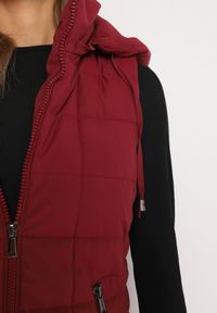 Born2be - Bordowa Pikowana Kamizelka z Odpinanym Kapturem i Kieszeniami na Suwak Anoria. Okazja: na co dzień. Kolor: czerwony. Materiał: jeans. Wzór: aplikacja. Styl: casual, klasyczny #4
