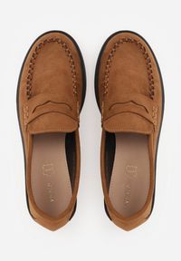 Renee - Brązowe Mokasyny VICES z Wkładką ze Skóry Naturalnej i Przeszyciami Astanie. Kolor: brązowy. Materiał: skóra. Sezon: wiosna. Styl: elegancki #6