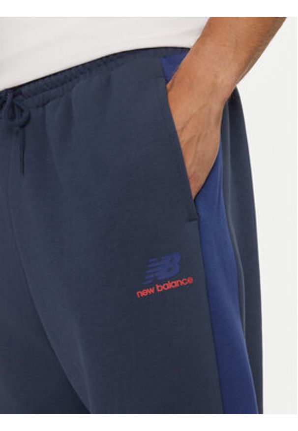 New Balance Spodnie dresowe MP43522NNY Niebieski Relaxed Fit. Kolor: niebieski. Materiał: bawełna