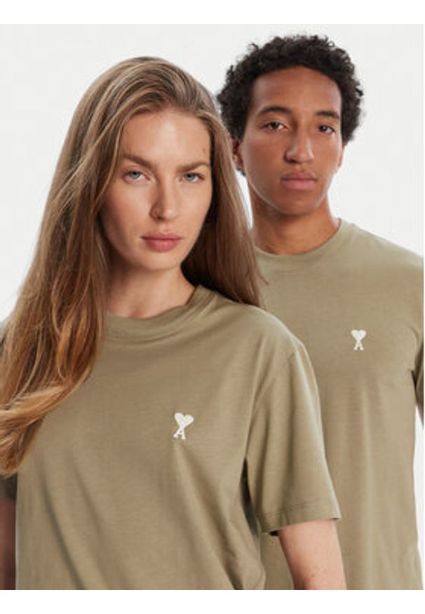 AMI PARIS - AMI Paris T-Shirt HTS060.724 Khaki Regular Fit. Kolor: brązowy. Materiał: bawełna
