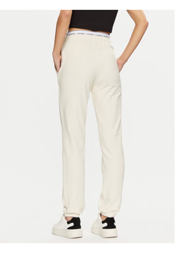 Guess Spodnie dresowe O5RB01 KCO31 Écru Regular Fit. Materiał: bawełna