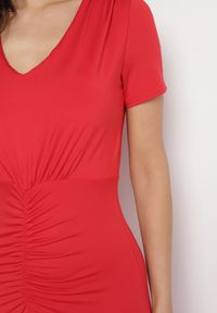 Born2be - Czerwona Sukienka z Marszczeniami Taliowana z Dodatkiem Wiskozy Arelona. Okazja: na co dzień. Typ kołnierza: dekolt w kształcie V. Kolor: czerwony. Materiał: wiskoza. Długość rękawa: krótki rękaw. Typ sukienki: proste. Styl: casual #6