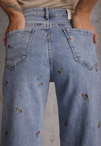 Renee - Niebieskie Szerokie Jeansy z Bawełną High Waist z Haftowanym Wzorem Donlopes. Okazja: na co dzień. Stan: podwyższony. Kolor: niebieski. Wzór: haft. Styl: casual #6
