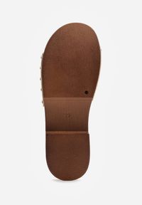 Born2be - Beżowe Klapki z Metaliczną Ozdobą i Nitami Noriche. Okazja: na co dzień. Kolor: beżowy. Wzór: aplikacja. Styl: casual, klasyczny #6