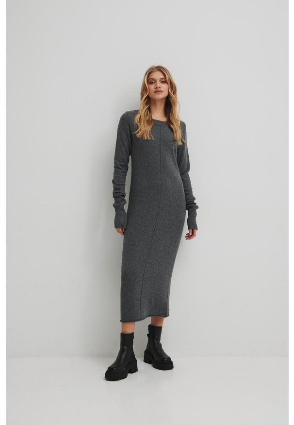 Marsala - Wełniana sukienka maxi w kolorze GREY MELANGE - SILMA-M/L. Okazja: na co dzień, na imprezę. Materiał: wełna. Długość rękawa: długi rękaw. Wzór: gładki, melanż, ze splotem. Styl: casual. Długość: maxi