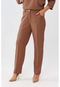 Moda Size Plus Iwanek - Eleganckie klasyczne karmelowe spodnie Eleonora PLUS SIZE XXL OVERSIZE JESIEŃ. Okazja: na spotkanie biznesowe, na co dzień. Kolekcja: plus size. Materiał: materiał, tkanina, poliester, elastan. Długość: krótkie. Sezon: jesień. Styl: elegancki, klasyczny