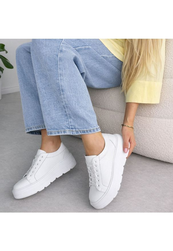 Białe skórzane półbuty damskie na platformie Jezzi 8181. Okazja: na co dzień. Zapięcie: sznurówki. Kolor: biały. Materiał: skóra. Szerokość cholewki: normalna. Sezon: wiosna, jesień, lato. Obcas: na platformie. Styl: casual, klasyczny, sportowy