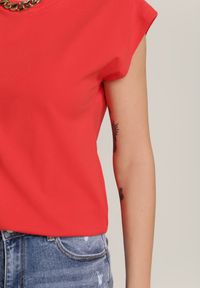 Renee - Czerwony T-shirt Prixelis. Kolor: czerwony. Materiał: jeans, bawełna. Długość rękawa: krótki rękaw. Długość: krótkie. Wzór: gładki. Styl: klasyczny, sportowy #3