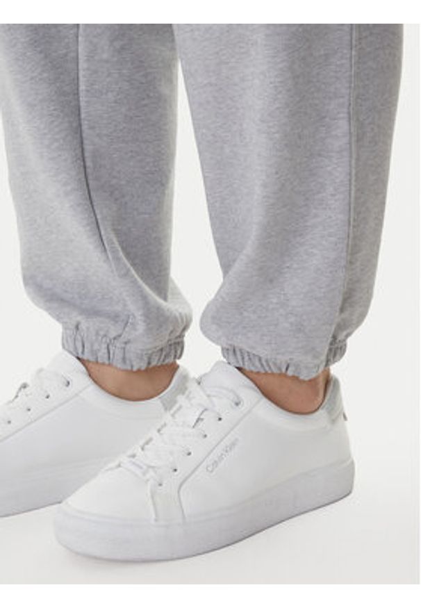 Calvin Klein Jeans Spodnie dresowe Foil Monologo LV047E826G Szary Regular Fit. Kolor: szary. Materiał: bawełna