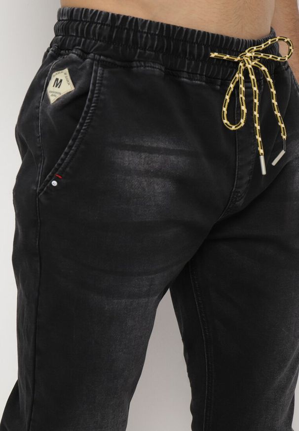 Born2be - Czarne Jeansy Joggery ze Sznurkiem w Talii i Ściągaczami Serrona. Okazja: na co dzień. Kolor: czarny. Styl: klasyczny, casual
