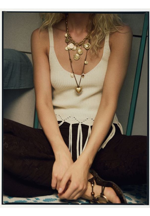 Reserved - Krótki top z frędzlami - złamana biel. Materiał: wiskoza, dzianina. Długość: krótkie