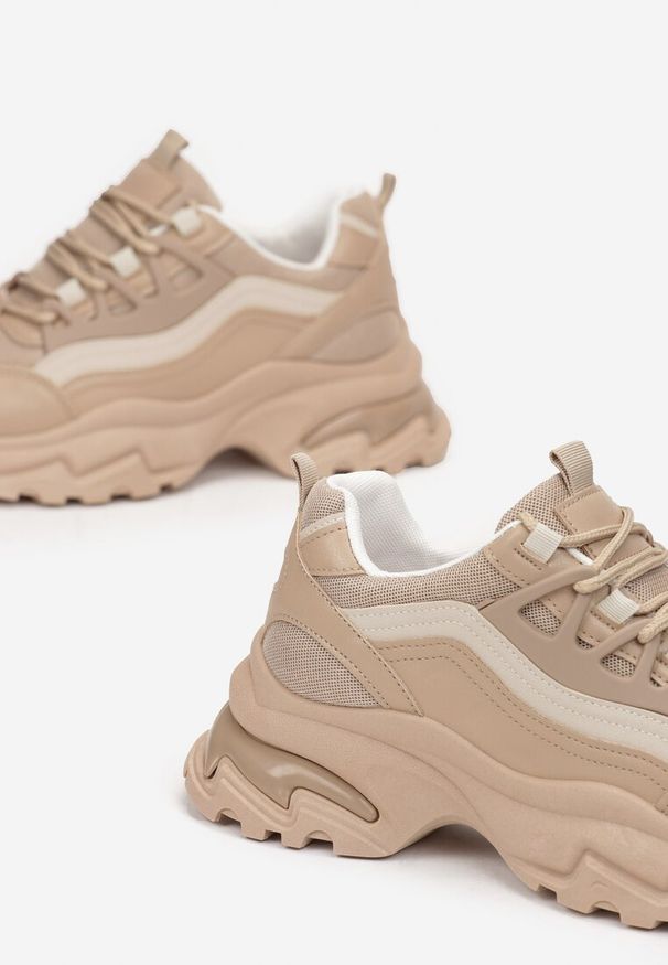Born2be - Ciemnobeżowe Sneakersy na Tłoczonej Podeszwie Pinnoma. Okazja: na co dzień. Nosek buta: okrągły. Zapięcie: sznurówki. Kolor: beżowy. Materiał: jeans, materiał. Obcas: na obcasie. Wysokość obcasa: niski