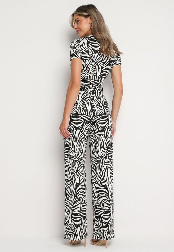 Born2be - Czarno-Biały Kombinezon o Kopertowym Kroju z Szerokimi Nogawkami Saramla. Kolor: czarny. Materiał: skóra. Styl: sportowy, klasyczny, elegancki