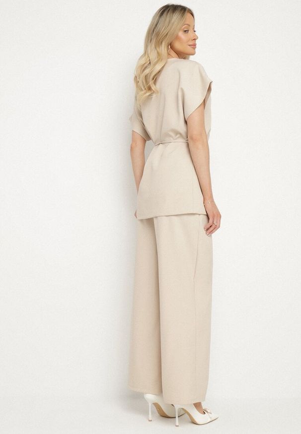 Born2be - Beżowy Garniturowy Komplet Marynarka z Paskiem i Szerokie Spodnie Milsedi. Kolor: beżowy