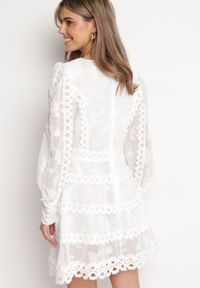 Born2be - Biała Sukienka Mini o Luźnym Kroju z Trójkątnym Dekoltem i Ażurowym Zdobieniem Malachia. Kolor: biały. Materiał: materiał. Długość rękawa: długi rękaw. Wzór: ażurowy, aplikacja. Długość: mini #3