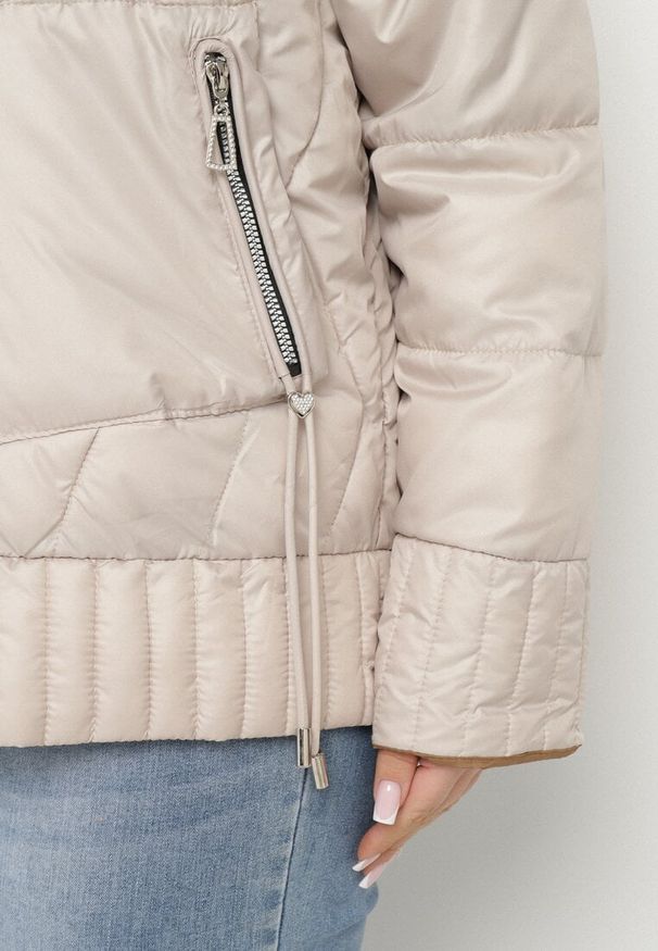 Born2be - Beżowa Kurtka Dwustronna z Kapturem i Ozdobnym Pikowaniem Helritis. Okazja: na co dzień. Typ kołnierza: kaptur. Kolekcja: plus size. Kolor: beżowy. Materiał: jeans. Długość rękawa: długi rękaw. Długość: długie. Styl: elegancki, casual