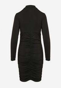 Born2be - Czarna Sukienka Dopasowana z Marszczeniami i Wycięciem na Dekolcie Zaivina. Kolor: czarny. Materiał: wiskoza. Typ sukienki: proste. Styl: wizytowy, klasyczny #2